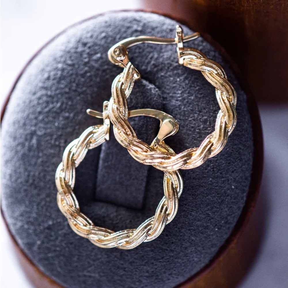 Ladies Maya Twist Gold Hoop Earrings 3/4”